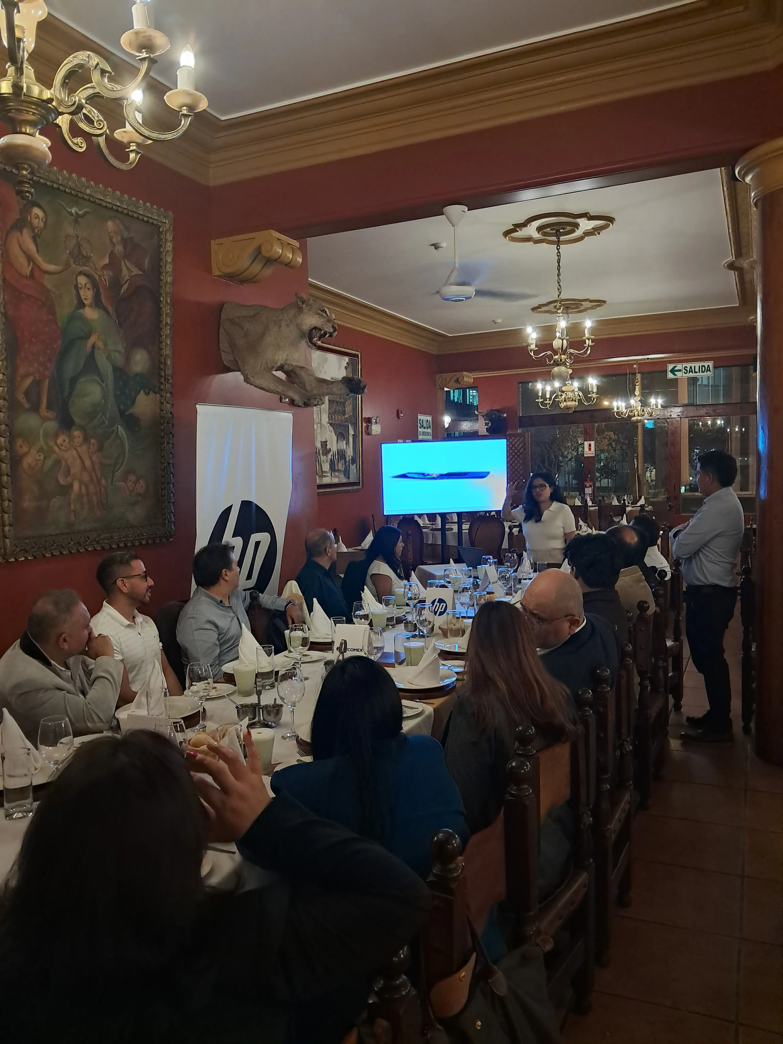 Evento corporativo de Intcomex en un salón con asistentes